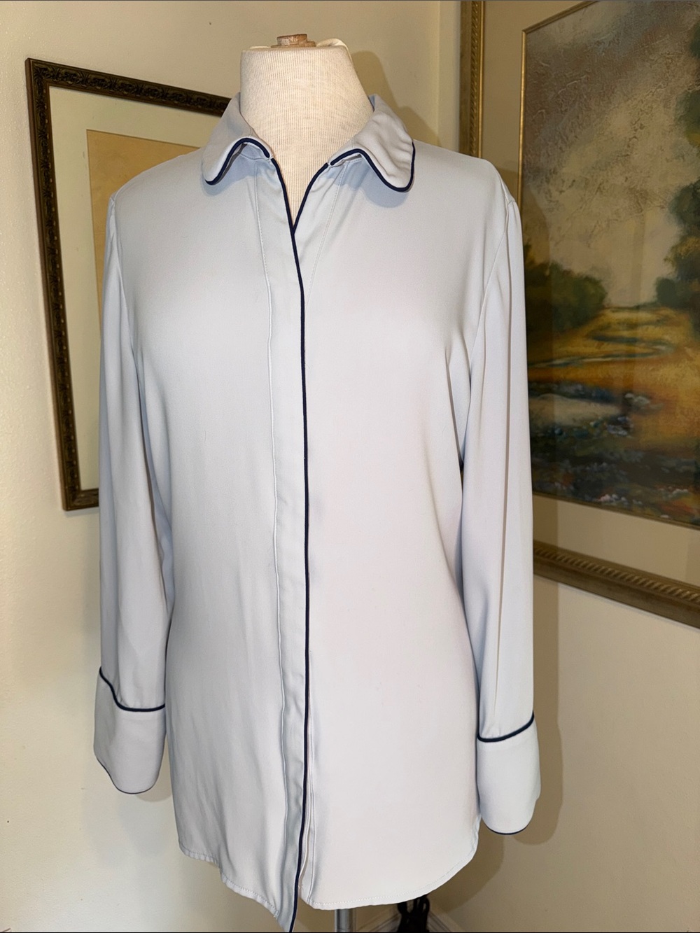 Chico’s Light Blue Button-Down Shirt w/Navy Trim Size 1 = 8/10